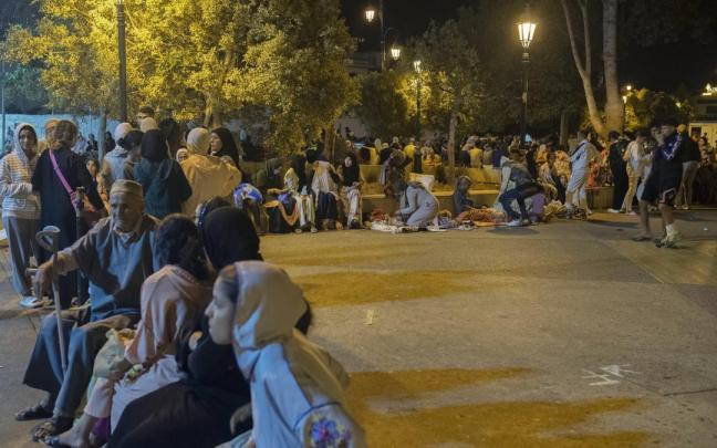 Personas en la calle, tras el terremoto.