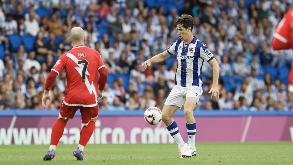 Un lance del último Real-Rayo, disputado en Anoeta en agosto. / JAVI COLMENERO