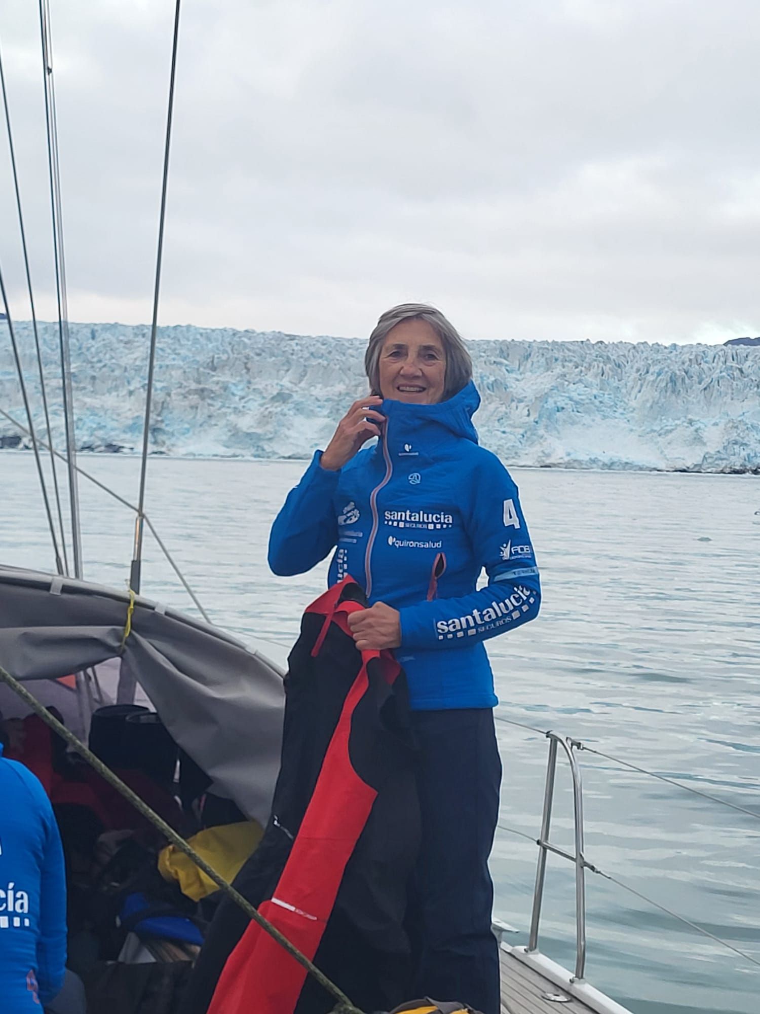 Esther Aristieta en el velero, junto a un glaciar.