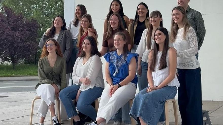 Irungo Alarde Publikoaren 13 kantineren talde-argazkia.