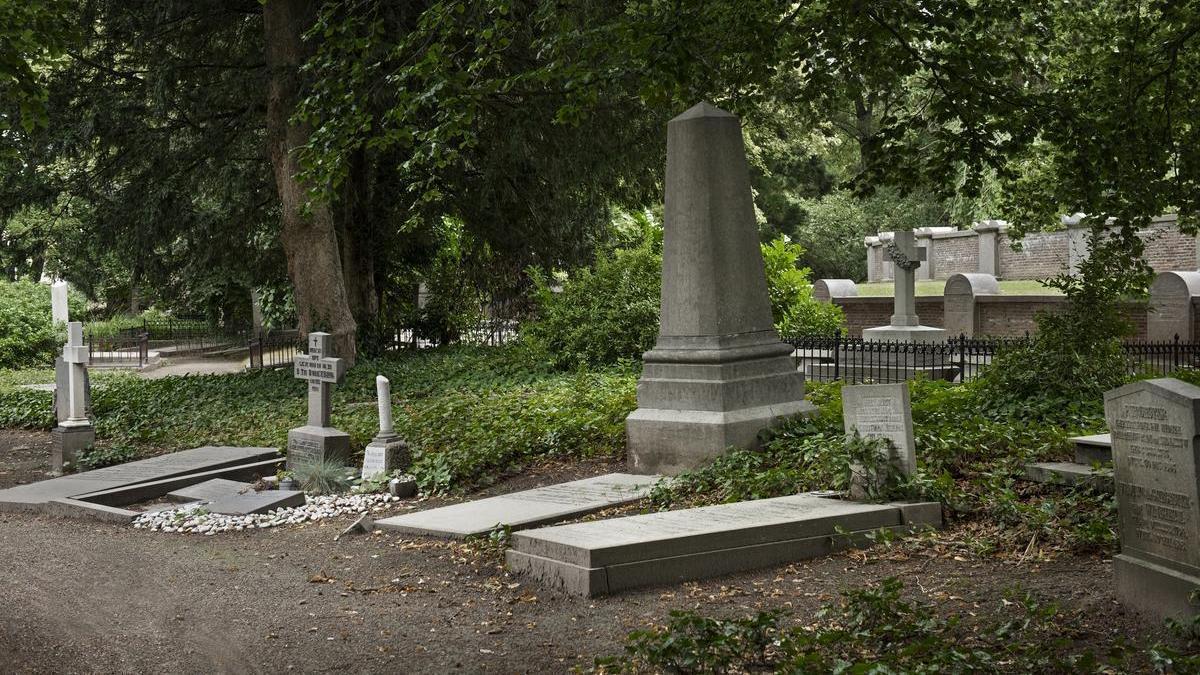 Imagen de recurso de varias tumbas en un cementerio.