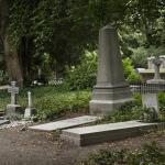 Imagen de recurso de varias tumbas en un cementerio.