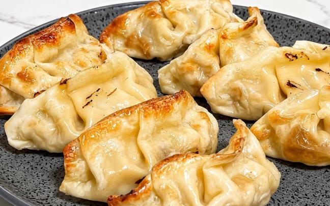 Gyozas rellenas de merluza y cigala.