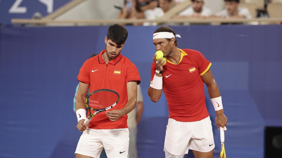 Carlos Alcaraz y Rafael Nadal, durante el partido de dobles