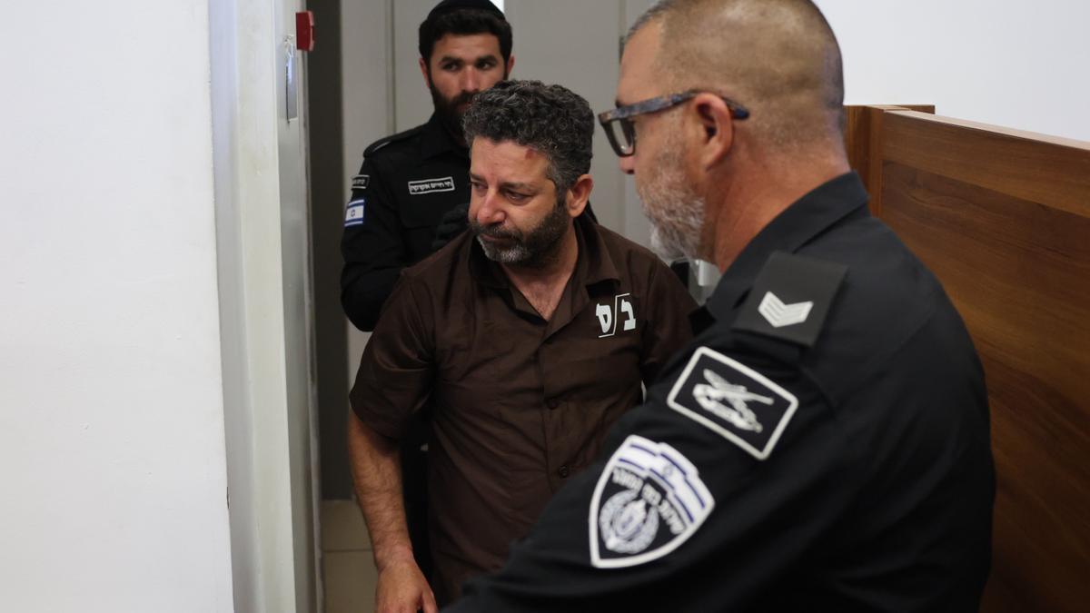Agentes israelíes conducen al activista palestino-español y miembro de la Flotilla Global Sumud, Saif Abu Keshek, a un tribunal de Ashkelon.