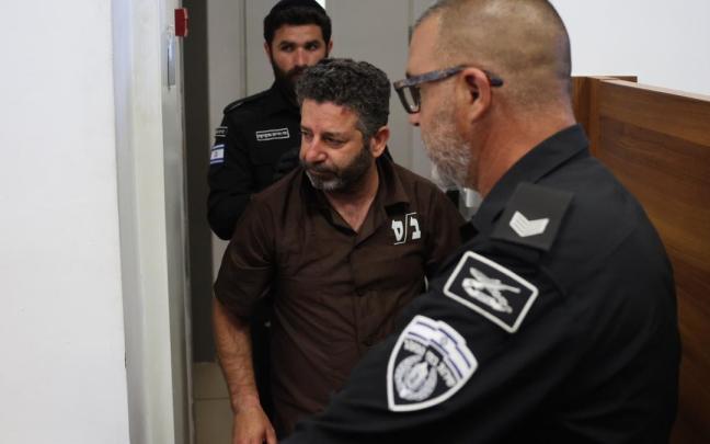 Agentes israelíes conducen al activista palestino-español y miembro de la Flotilla Global Sumud, Saif Abu Keshek, a un tribunal de Ashkelon.
