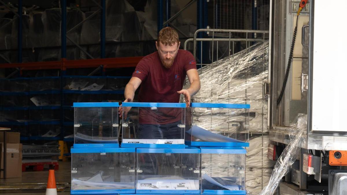 Un operario prepara las urnas para el próximo domingo.