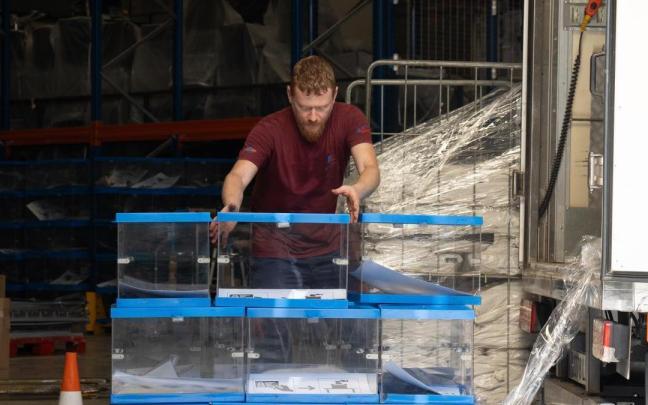 Un operario prepara las urnas para el próximo domingo. / EP Un operario prepara las urnas para el próximo domingo.