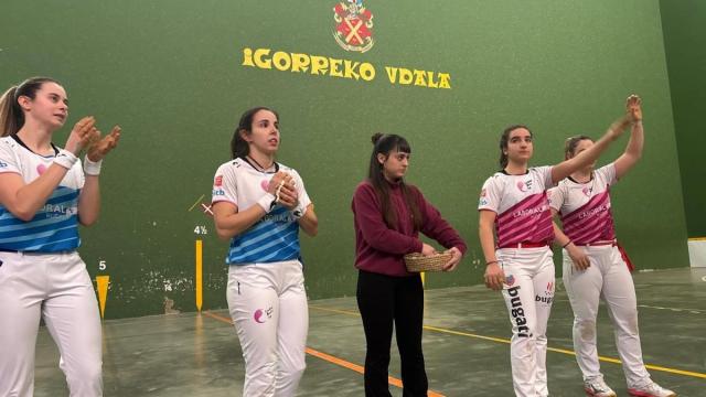 Bergara, Arrizabalaga, Arrillaga y Alday, en el frontón de Igorre.