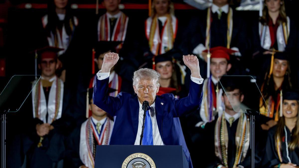 Trump durante su discurso ante estudiantes de la Universidad de Alabama.