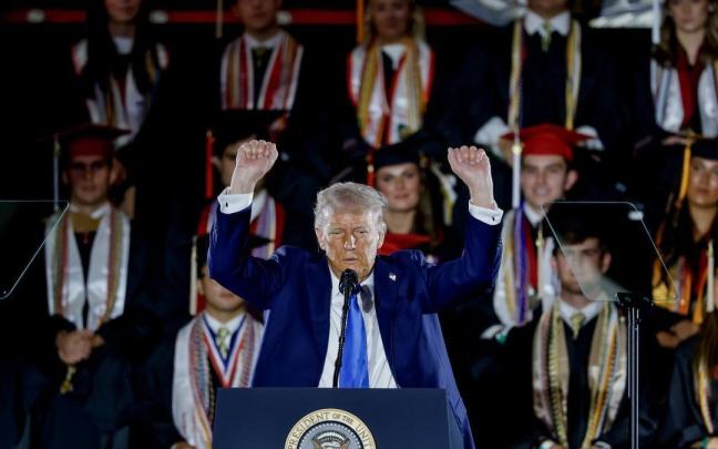 Trump durante su discurso ante estudiantes de la Universidad de Alabama. / EFE Trump durante su discurso ante estudiantes de la Universidad de Alabama.