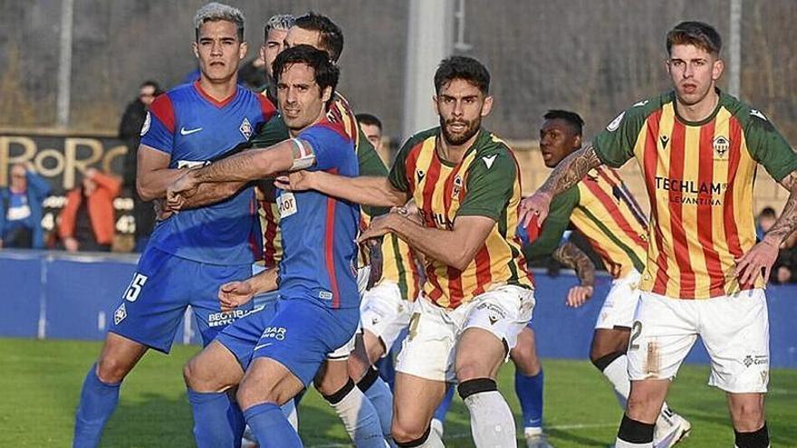 Una acción del duelo del Amorebieta ante el Castellón. | FOTO: J. M. MARTÍNEZ