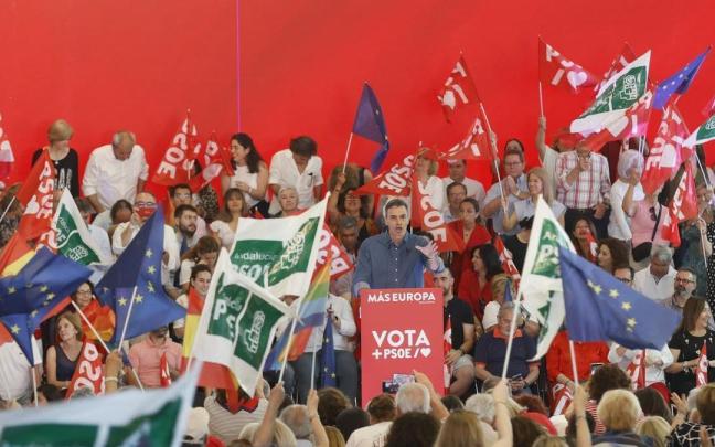Pedro Sánchez durante un mitin del PSOE en Sevilla.