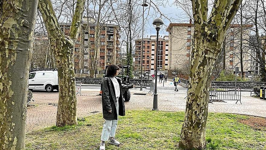 Maitane Álvarez señalando uno de los árboles analizados. | FOTO: N.G.