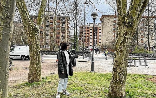 Maitane Álvarez señalando uno de los árboles analizados. | FOTO: N.G.