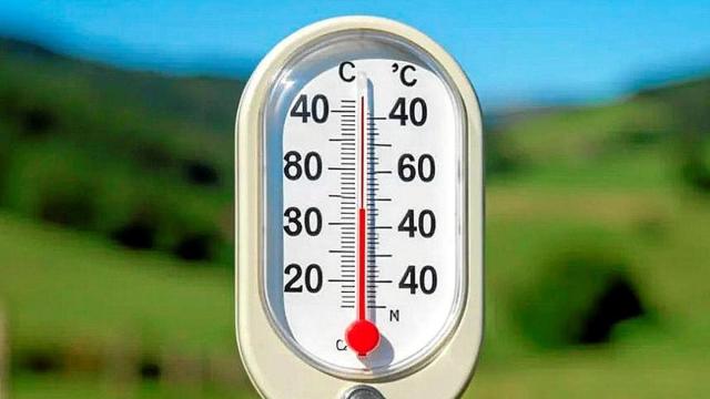 Un termómetro ambiental con el mercurio disparado .