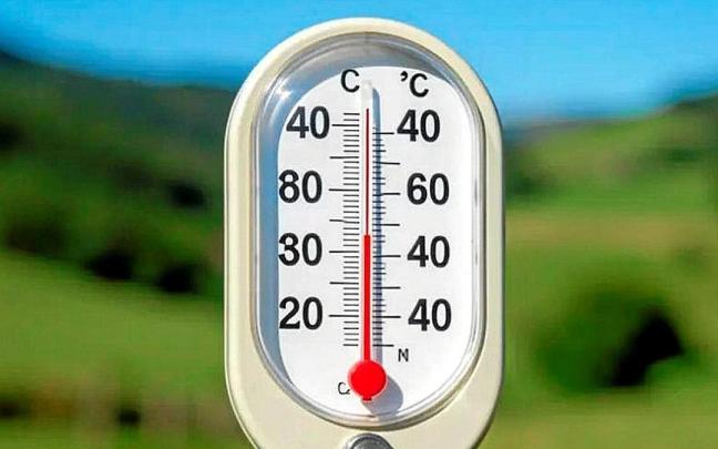 Un termómetro ambiental con el mercurio disparado .