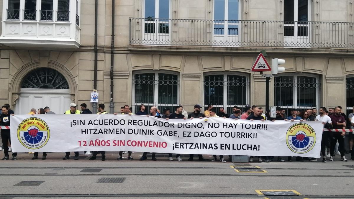 Protesta de ertzainas el pasado 1 de junio ante el Parlamento Vasco.