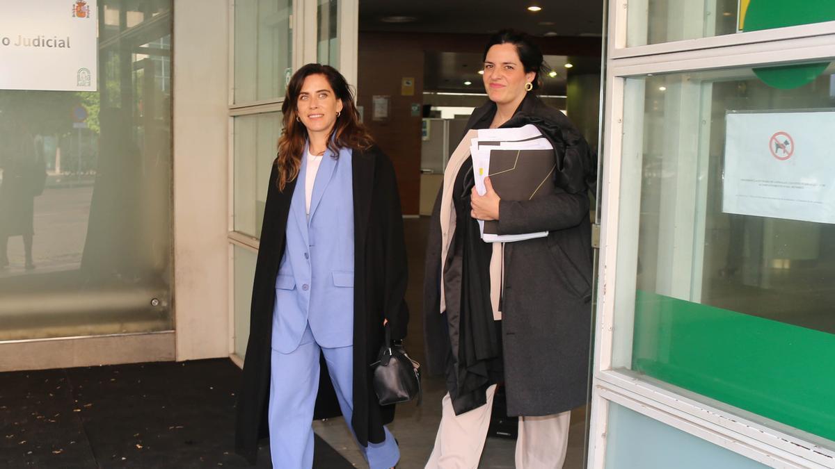 María León y Carla Vall i Duran, abogada de la actriz, salen del Juzgado de lo Penal número 12 de Sevilla tras declarar ante el juez acusada de agredir a una policía local