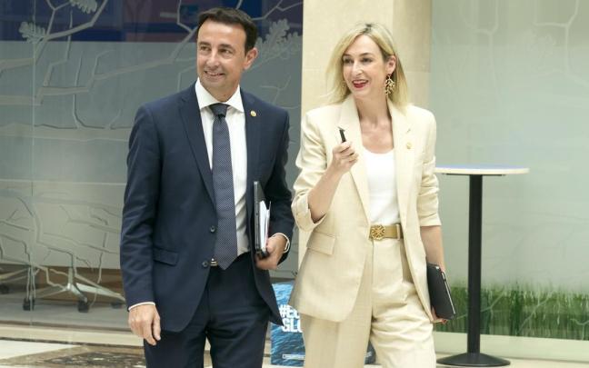 El vicelehendakari segundo, el socialista Mikel Torres, con la portavoz del Gobierno vasco, la jeltzale Maria Ubarretxena