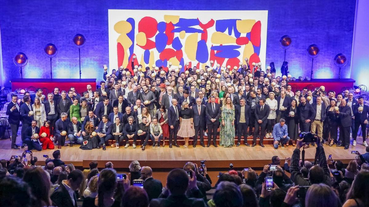Foto de familia con los premiados durante la gala de entrega de los soles de la Gu&iacute;a Repsol 2023 en el Auditorio de la Diputaci&oacute;n de Alicante.