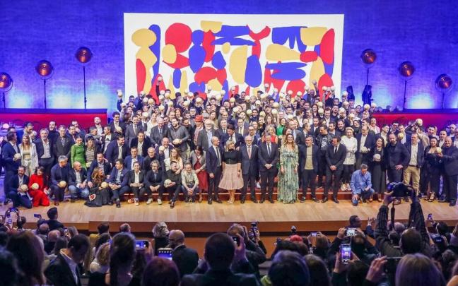 Foto de familia con los premiados durante la gala de entrega de los soles de la Gu&iacute;a Repsol 2023 en el Auditorio de la Diputaci&oacute;n de Alicante.