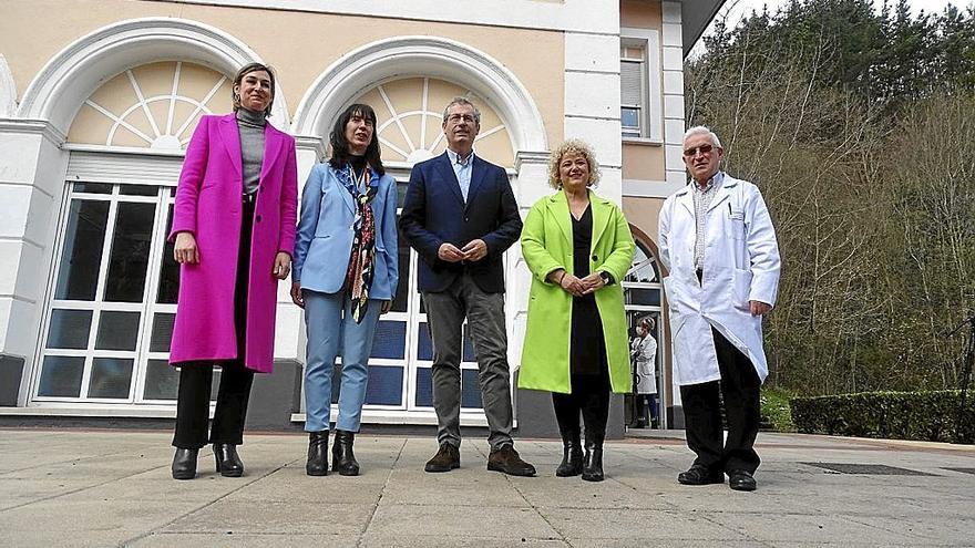 Ubarretxena, Urdaneta, Olano, Peña y Chávarri, ayer, en la visita a la nueva unidad Bizigazte.