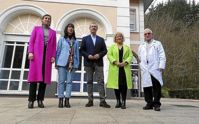 Ubarretxena, Urdaneta, Olano, Peña y Chávarri, ayer, en la visita a la nueva unidad Bizigazte. Ubarretxena, Urdaneta, Olano, Peña y Chávarri, ayer, en la visita a la nueva unidad Bizigazte.