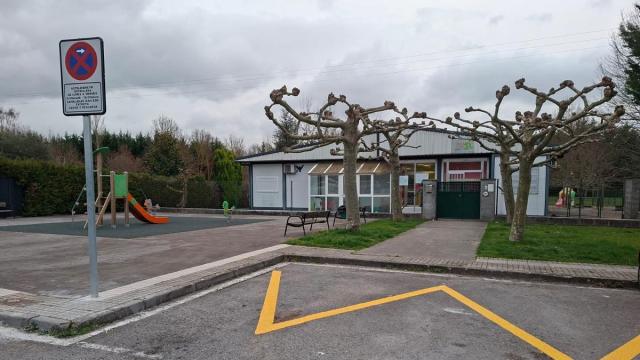 Señal que indica que en horario escolar esta prohibido aparcar frente a la haurreskola municipal de Zuia en Sarria