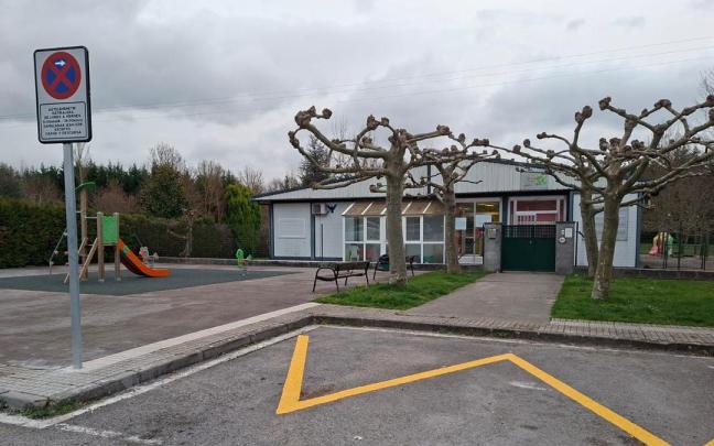 Señal que indica que en horario escolar esta prohibido aparcar frente a la haurreskola municipal de Zuia en Sarria