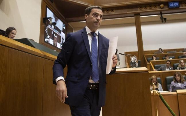 El lehendakari, Imanol Pradales, en una sesión plenaria en el Parlamento Vasco