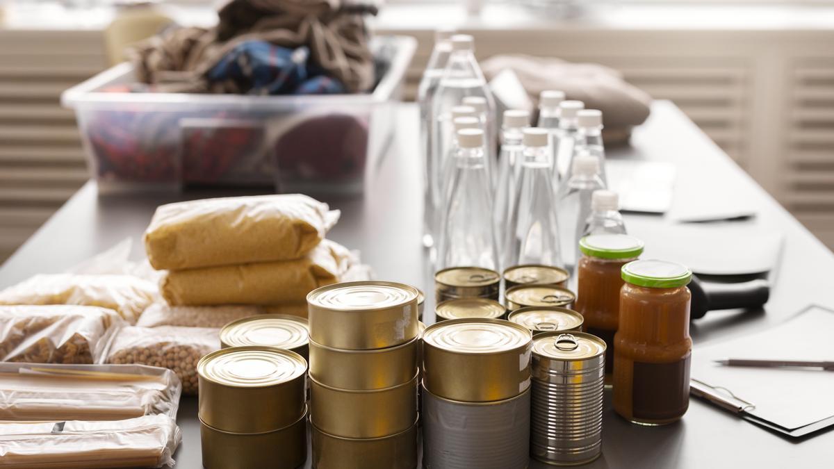 Agua, comida y una radio: lo que Reino Unido recomienda guardar en casa ante una posible emergencia.