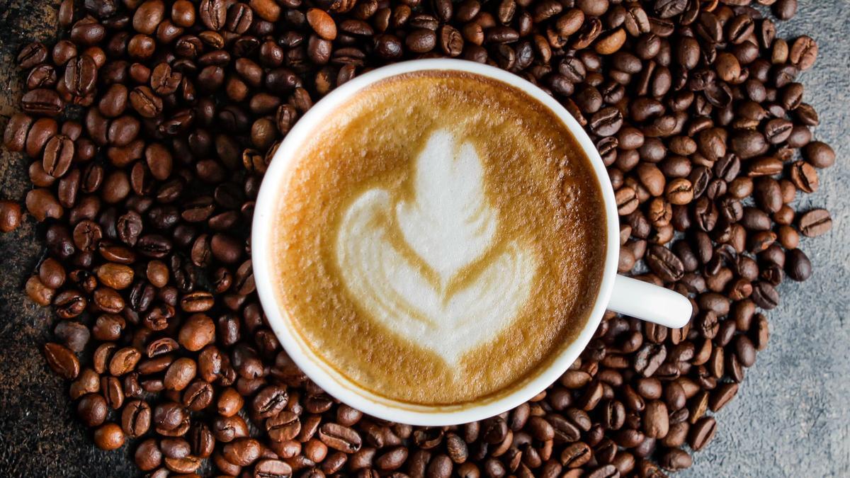 Una taza de café recién preparada.