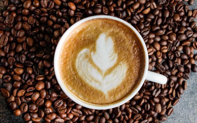 Una taza de café recién preparada.