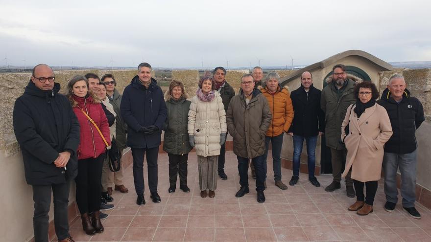 Las autoridades del Gobierno y Ayuntamiento y los técnicos durante la visita al torreón