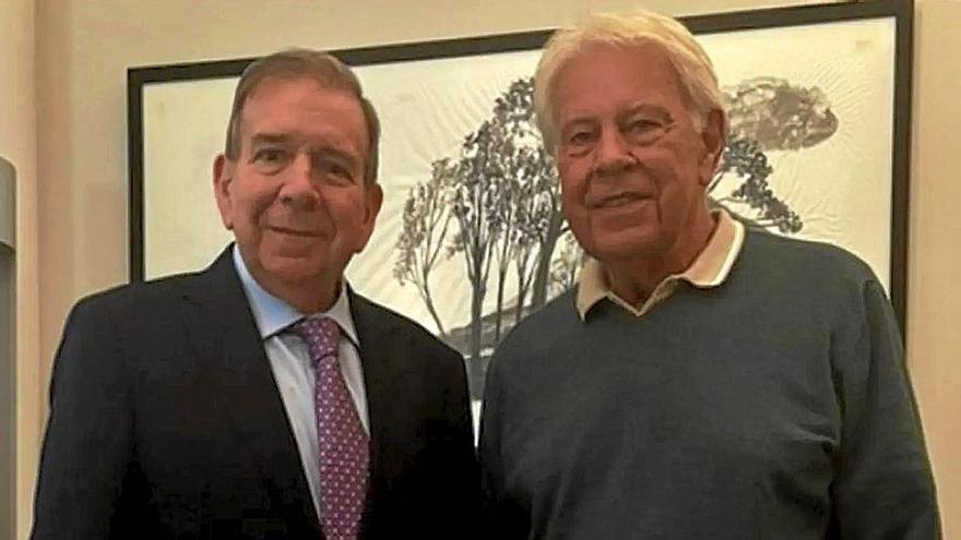 El líder opositor de Venezuela, Edmundo González, acogido en España, se reunió ayer con el expresidente Felipe González.