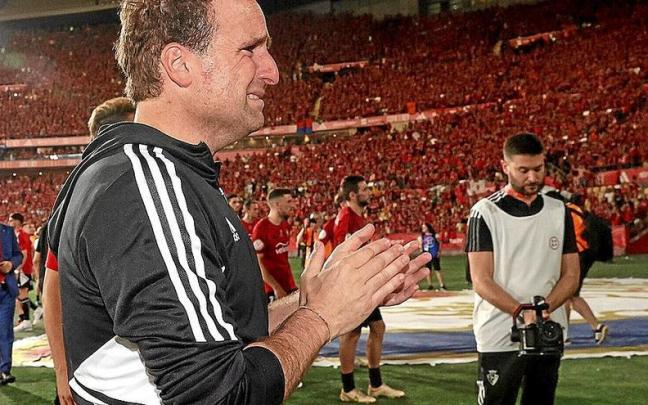 Jagoba Arrasate, entre lágrimas, aplaude a la afición de Osasuna que se desplazó a La Cartuja. Jagoba Arrasate, entre lágrimas, aplaude a la afición de Osasuna que se desplazó a La Cartuja.