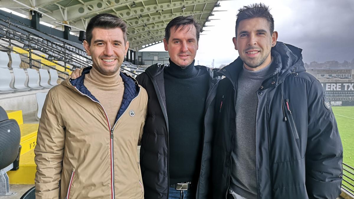 gor Emery, flanqueado por Mikel Bengoa e Iván Curiel, en el Stadium Gal de Irun. / REAL UNIÓN