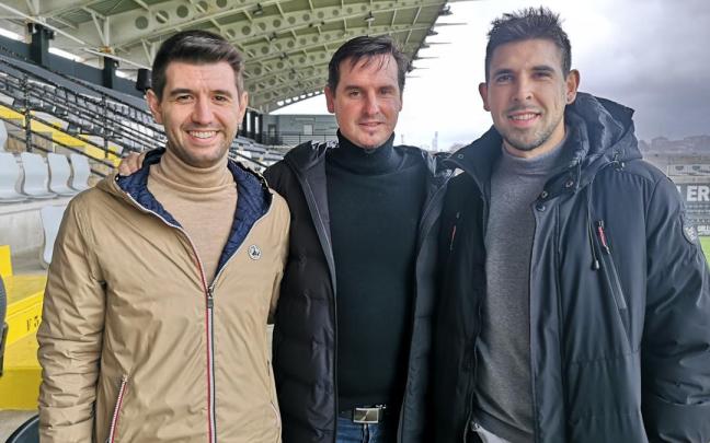 gor Emery, flanqueado por Mikel Bengoa e Iván Curiel, en el Stadium Gal de Irun. / REAL UNIÓN