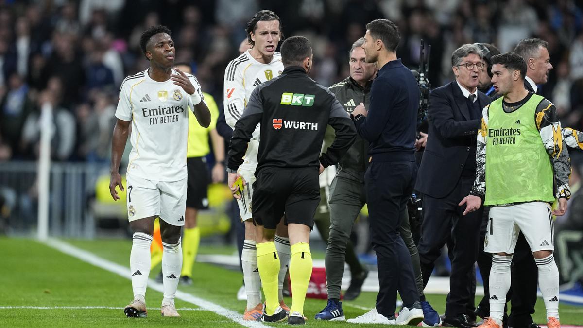 Los jugadores del Real Madrid protestan una decisión arbitral durante el duelo contra el Celta.
