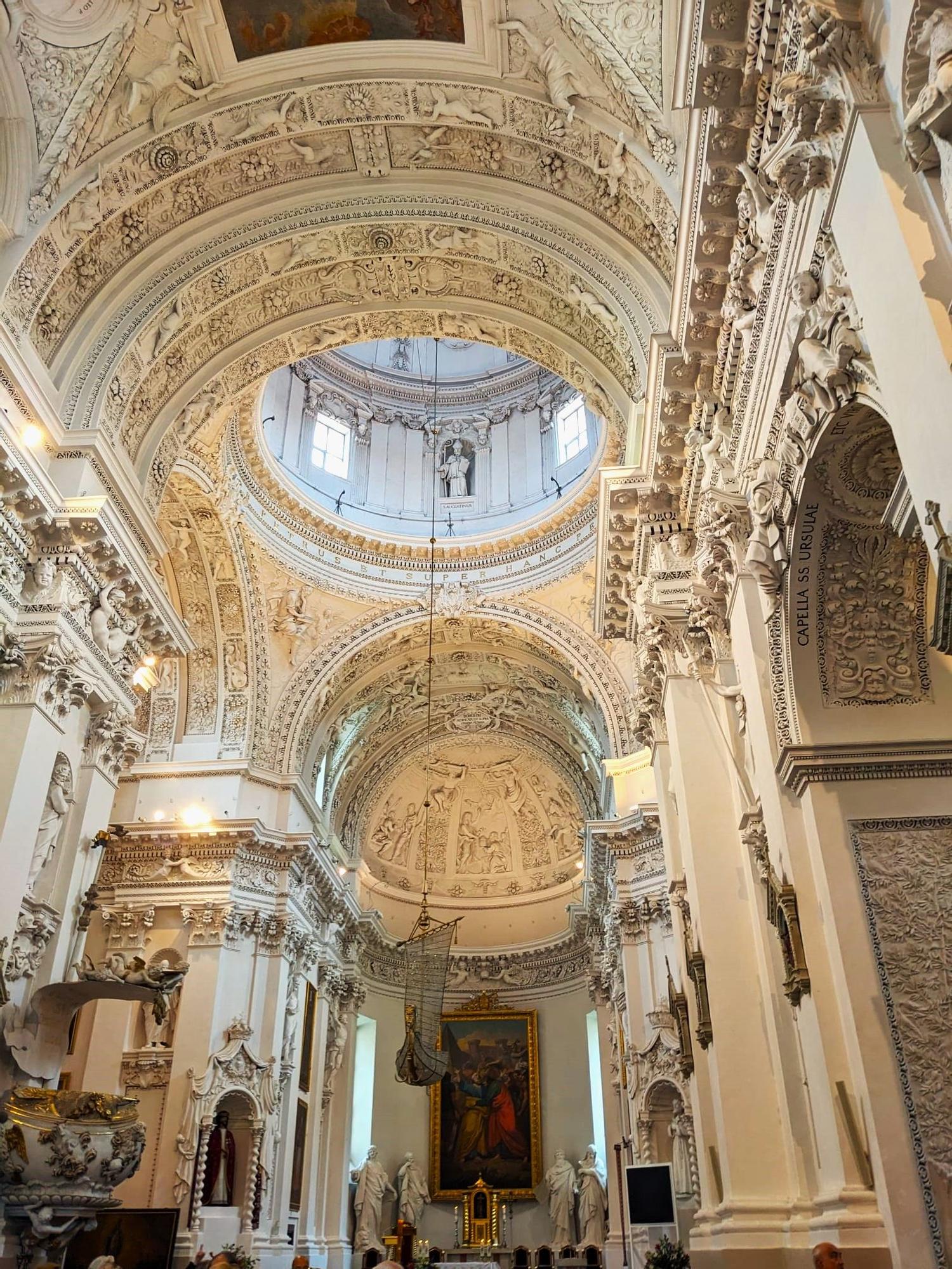 Interior de la iglesia San Pedro y San Pablo, en Vilna.
