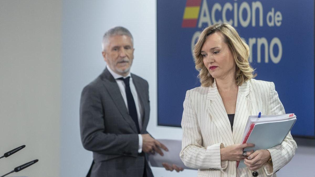 La portavoz del Gobierno, Pilar Alegría, junto a Grande-Marlaska en la rueda de prensa posterior al Consejo de Ministros.