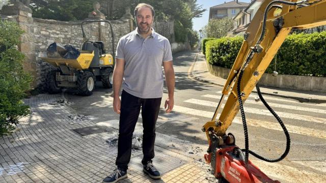 Iban San Martin, concejal de Obras y Servicios, en la zona de Aresti y Mendilauta.