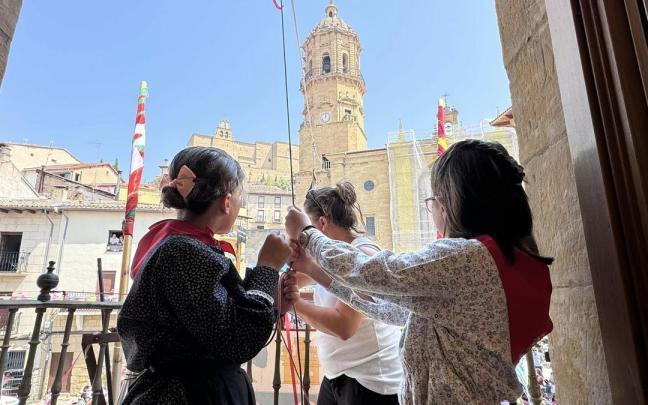 Bajada del Pellejo Txiki el día de la infancia en las fiestas de Las Reliquias de Labastida / Ayuntamiento de Labastida Bajada del Pellejo Txiki el día de la infancia en las fiestas de Las Reliquias de Labastida