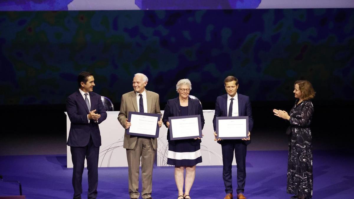 Luisa del Pino (d) junto al presidente del BBVA, Carlos Torres (i), entregan los diplomas de Ciencias Básicas a Anne L’Huillier (c), Paul Corkum (i) y Ferenc Krausz (d).
