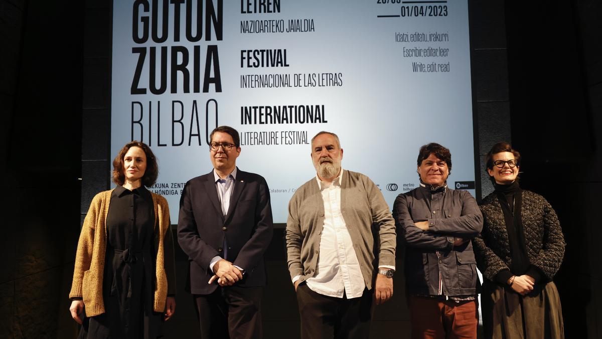 Gonzalo Olabarria, Fernando Pérez, Rakel Esparza, Irene Larraza e Iván de la Nuez, en la presentación. Foto: Oskar González