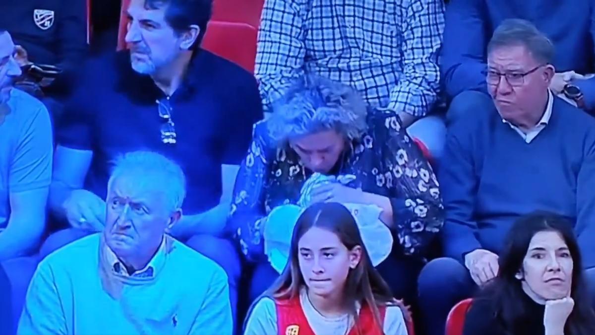 La señora, sacando el supuesto bocadillo.
