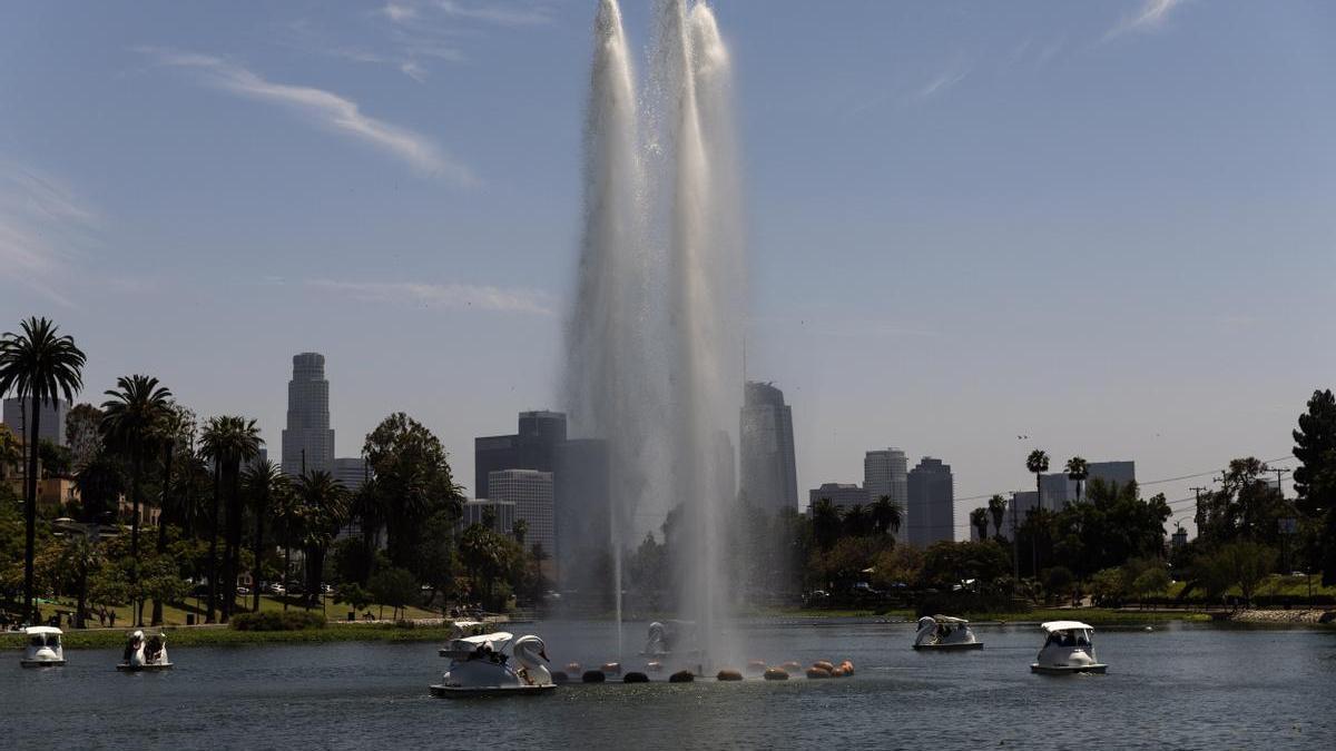 Varias personas navegan en botes a pedales durante una ola de calor en el Echo Park de Los Ángeles.