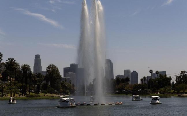 Varias personas navegan en botes a pedales durante una ola de calor en el Echo Park de Los Ángeles.