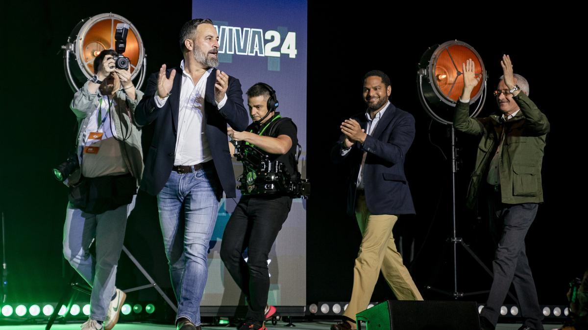 Abascal, junto a Garriga y Ortega Lara este domingo en Vistalegre.